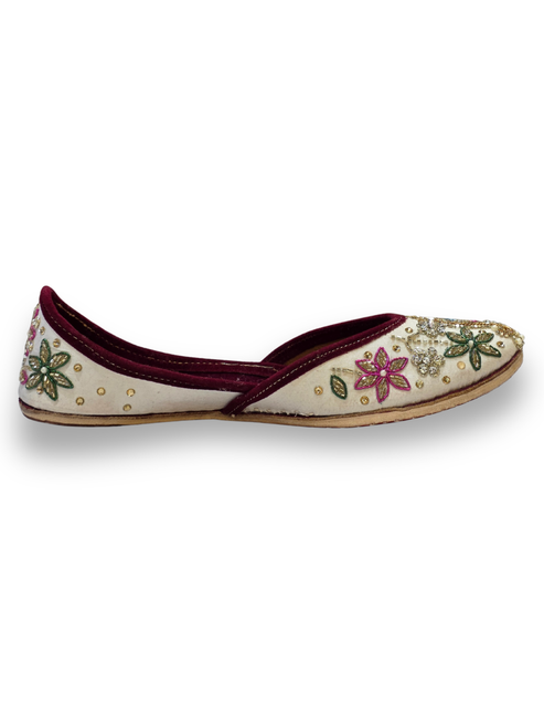 Gulnaar Ivory Embellished Jutti