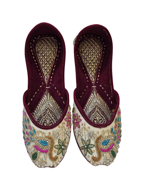 Gulnaar Ivory Embellished Jutti