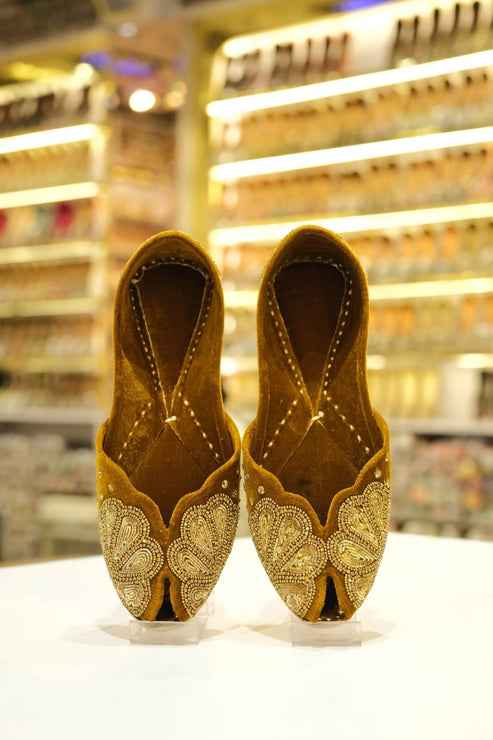 Zard Shehzaadi Velvet Embroidered Jutti