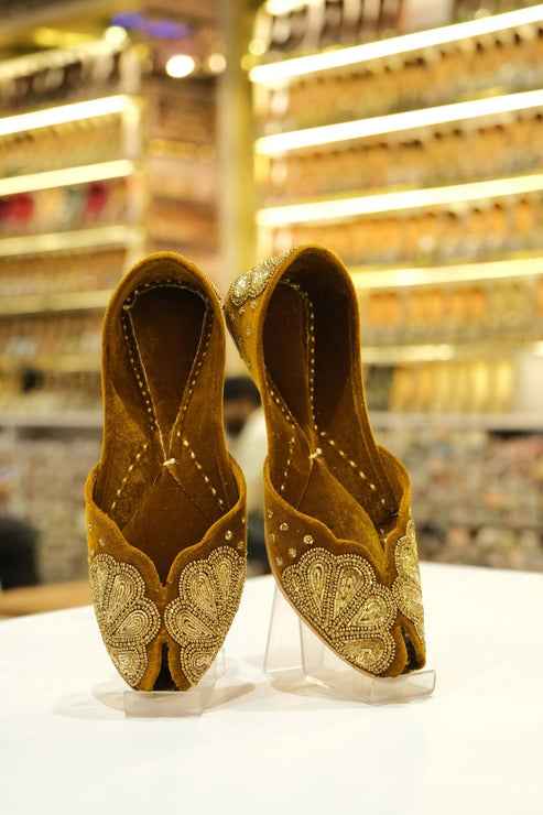 Zard Shehzaadi Velvet Embroidered Jutti
