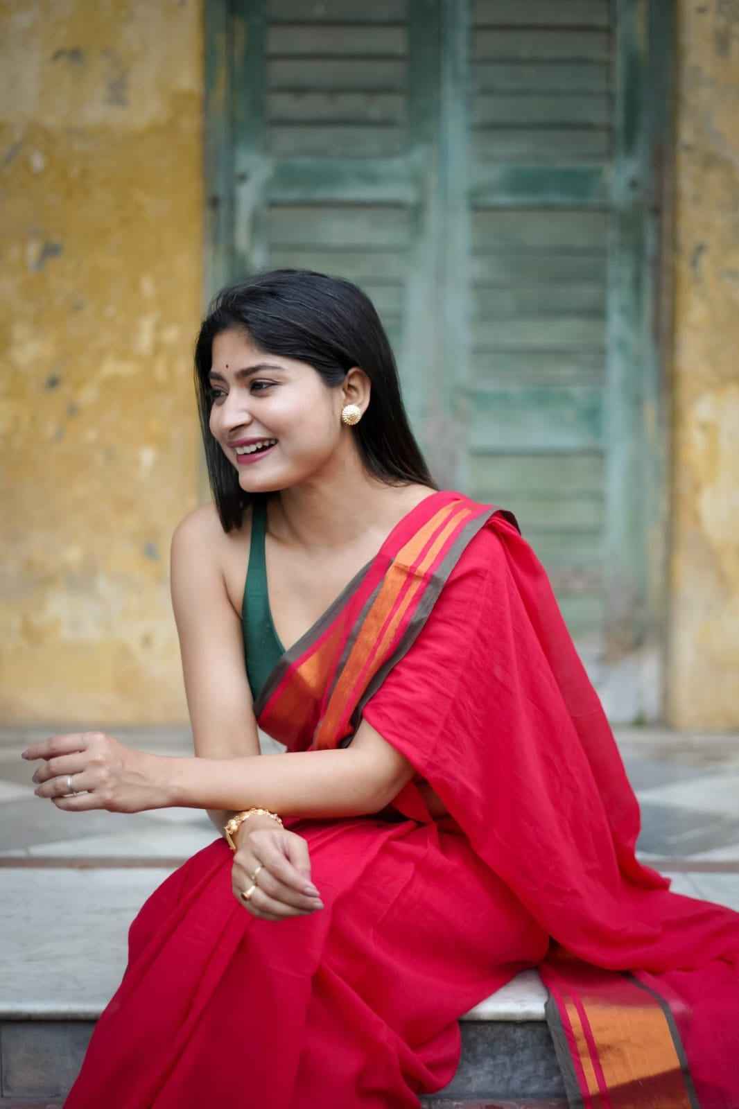 Aangan Rang Scarlet Mul Cotton Saree with Zari Eleganc