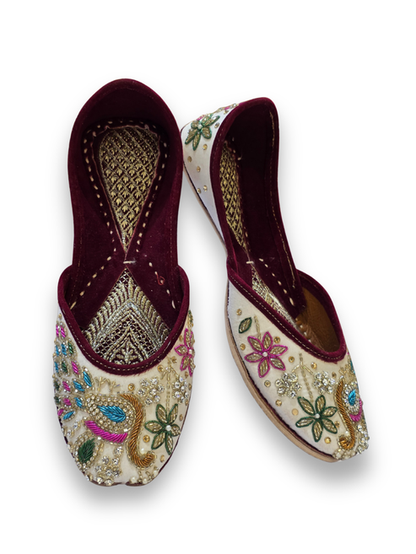 Gulnaar Ivory Embellished Jutti