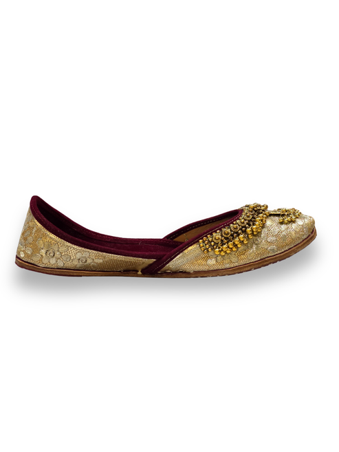 Black & Gold Embellished Punjabi Jutti