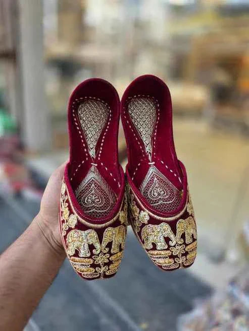 Rajsi Noir Elephant Embroidered Jutti