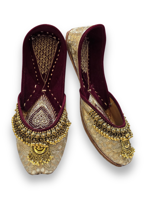 Black & Gold Embellished Punjabi Jutti