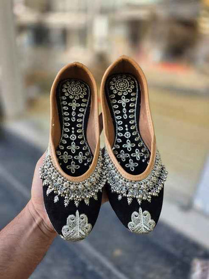 Meher Noir Velvet Embellished Jutti