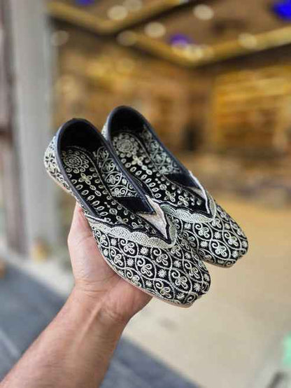 Noorika Noir Silver Embroidered Jutti